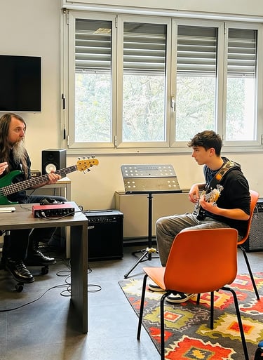 Lezioni individuali di basso one-to-one