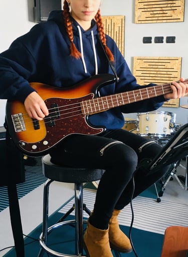 Studente in sala prove per pratica libera