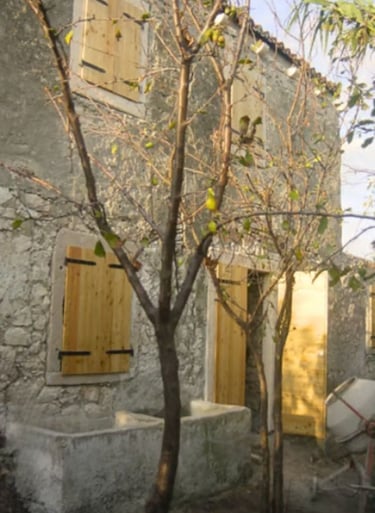 Fachada d aruina com janelas e esquadiras de pedra novas. Fachada a ser refomada ainda
