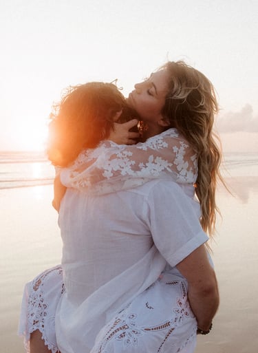 Photographie de couple organique et fusionnelle à la golden hour plage de Sauveterre aux Sables d'Olonne par Romain DANIEL
