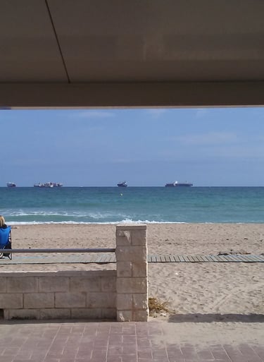 Vistas a la playa y el mar desde la terraza de un típico restaurante valenciano. 