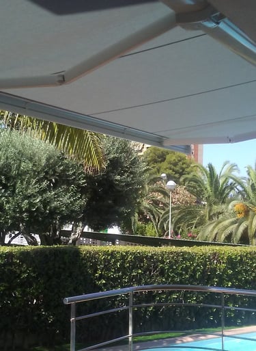 Toldo cofre de brazos extensibles.