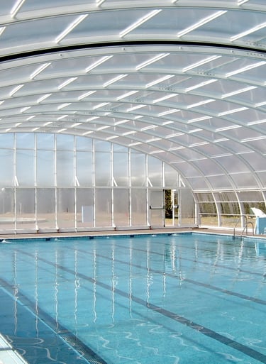 Cubierta curva de piscina.