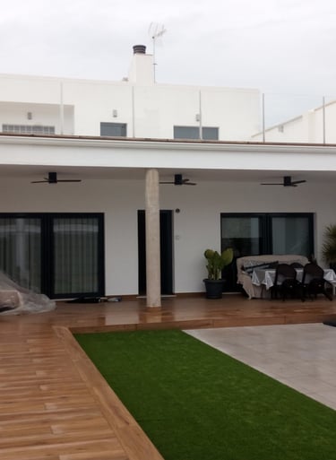 Entrada a casa unifamiliar con Balconeras correderas al fondo.