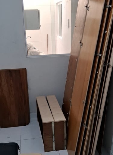 imagem de uma guarda roupa desmontado
