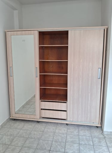 imagem de um guarda roupas montado