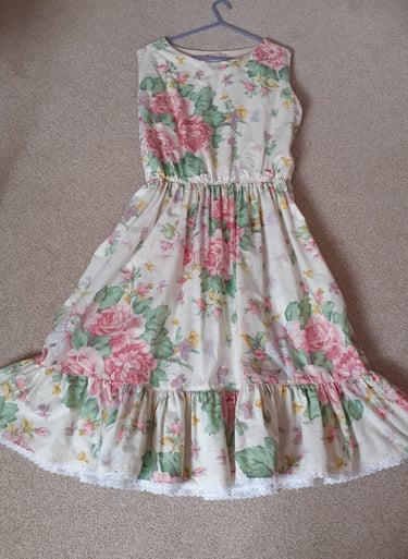 Vintage style dress with rose pattern