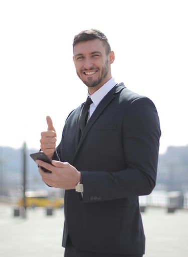 Businessman-smiling-and-thumbs up