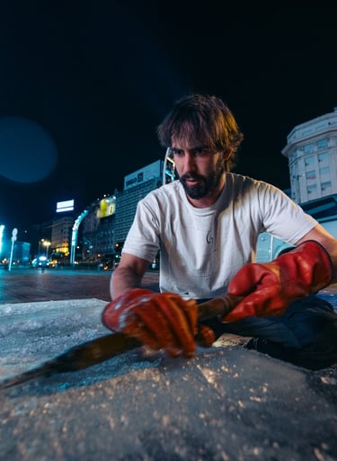 sancho sculpture tallando hielo en el obelisco de buenos aires de fondo de noche