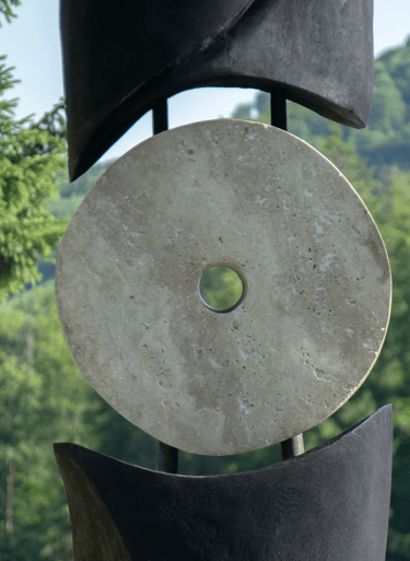 escultura sancho sculpture abstracta silent axis madera piedra travertino