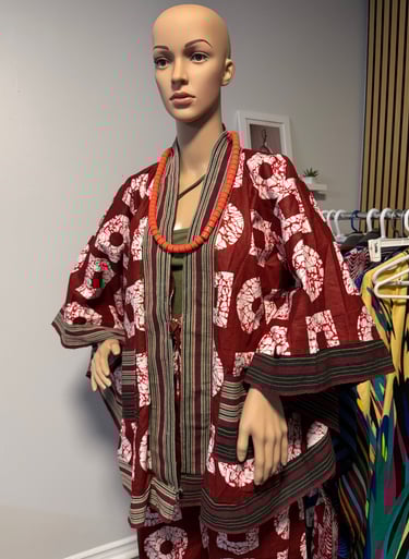 Élevez votre style avec ce kimono africain rouge et blanc de la collection Kreyalux. ll se po