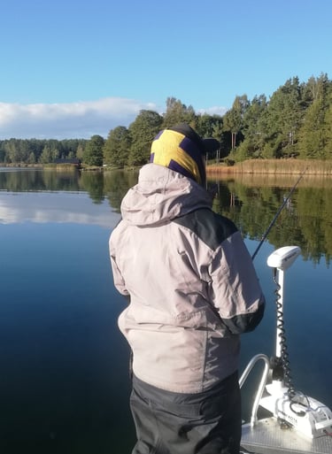 un pêcheur sur un bateau en suede