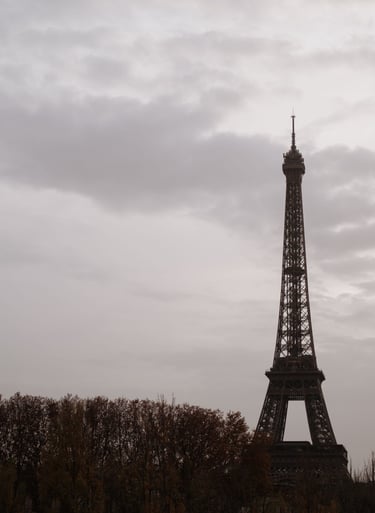 Outdoor wedding photoshoot in Paris, bride in white dress