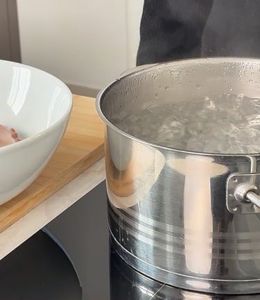 Portare l'acqua a ebollizione per polpo alla gallega
