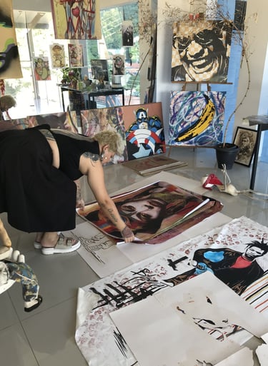 Vista do ateliê de Amanda Amorim com várias obras que celebram a herança indígena.