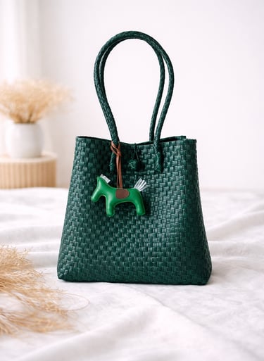 Tas anyaman plastik jali jali warna hijau botol handmade dengan gantungan unik, ramah lingkungan