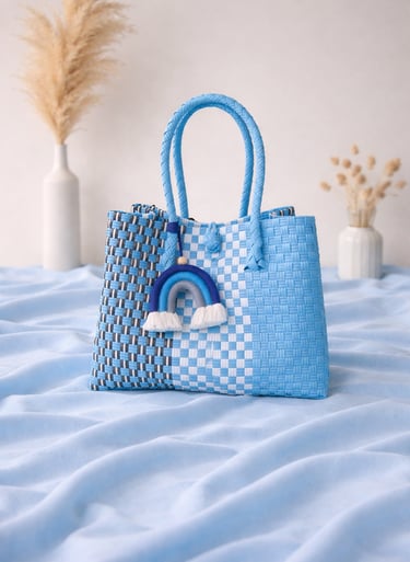 Tas anyaman plastik handmade warna biru kombinasi motif, tas anyaman wanita modern