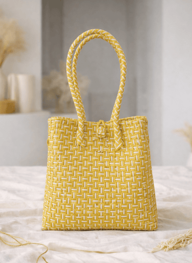 Tas anyaman plastik jali jali warna lurik kuning handmade, tas ramah lingkungan dari plastik daur ulang