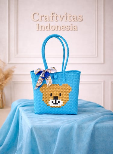 Tas anyaman karakter beruang warna biru handmade dari plastik daur ulang