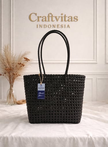 Tas anyaman plastik model sekar warna hitam handmade Craftvitas Indonesia