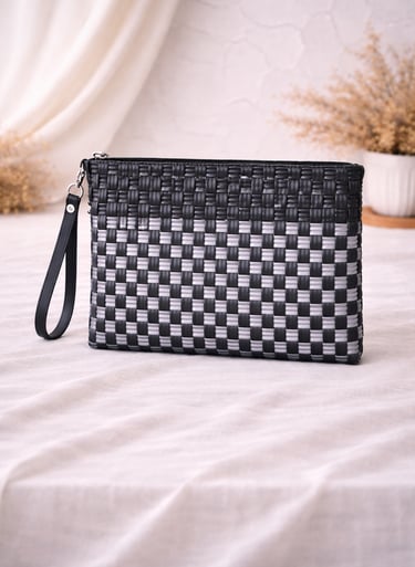 Tas anyaman plastik handmade warna hitam abu motif kotak model clutch wanita modern