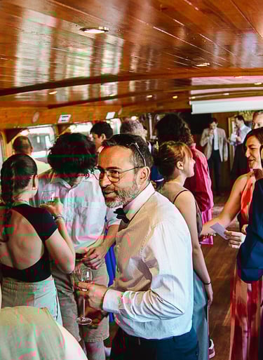 cocktail de célébration d'un mariage dans un bateau à bordeaux