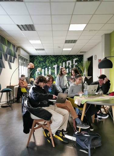 Studenti in area comune presso Creative Hub Academy Bologna