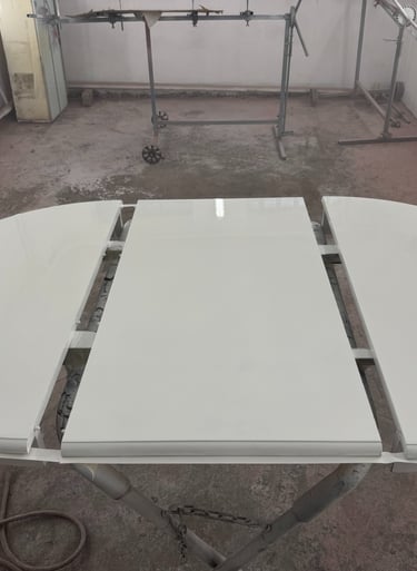 polakierowany stół