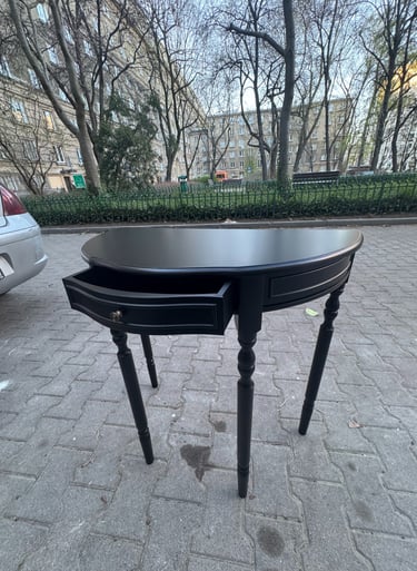 polakierowany stolik