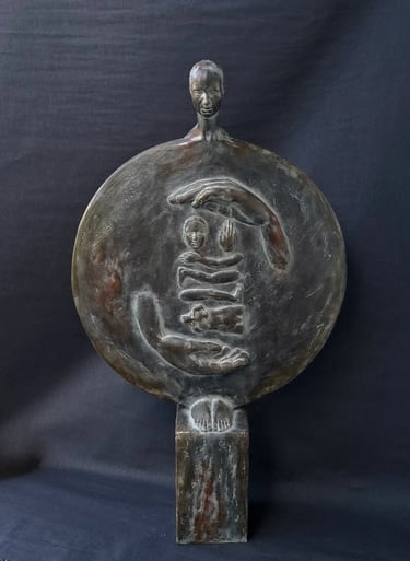 Geburt, Zeitgenössische runde Bronzeskulptur mit menschlichen Figuren und schützenden Händen.