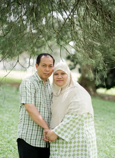 Couple portrait during a relaxed family photography session at Kebun Raya Bedugul Bali.