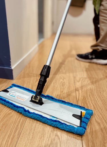 Agent de M & M Services Pro effectuant le nettoyage des sols dans un commerce à Rouen