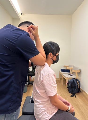 Chiropractor doing neck and shoulder adjustment at Sinisana Chiropractic