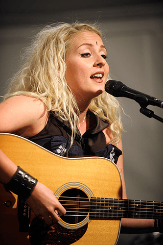 Eivor Palsdottir singing