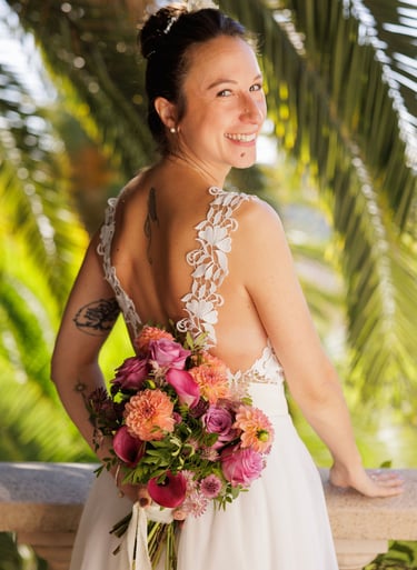 mariée tenant un bouquet de fleurs colorées