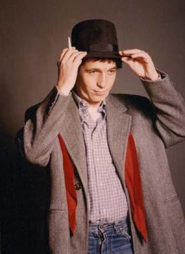 rino gaetano indossa il suo cappello