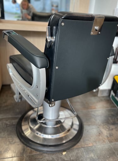 Fauteuil de barbier en expansé simili cuir noir