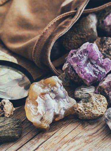 colección de amatista, ágata y cristales de cuarzo en estado natural