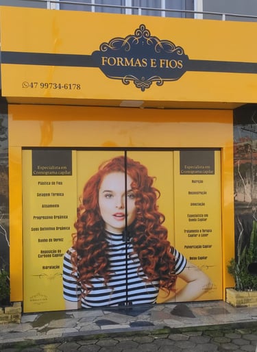 adesivo vinil impresso e adesivo de recorte em fachada comercial