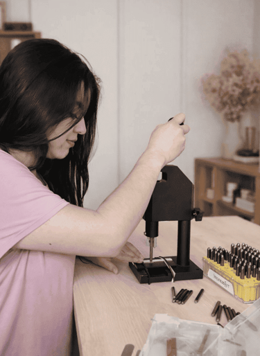 Fabricante de joyas que utiliza una herramienta de prensa de estampación de metal 