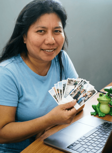 Flor alias "Lupi",bei der Arbeit an ihrem PC