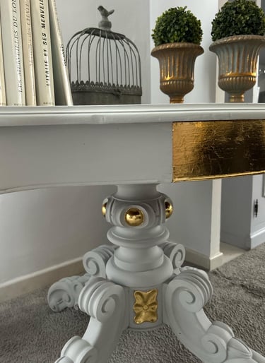 Cette table a été repeinte en gris et rénovée à la feuille d'or.