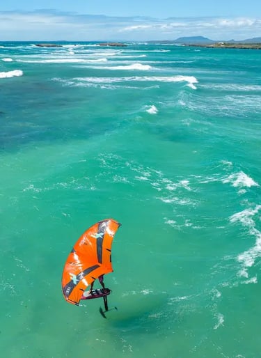 Wingfoil dans les vagues à la baie de Sakalava Madagascar devant Ocean Lodge