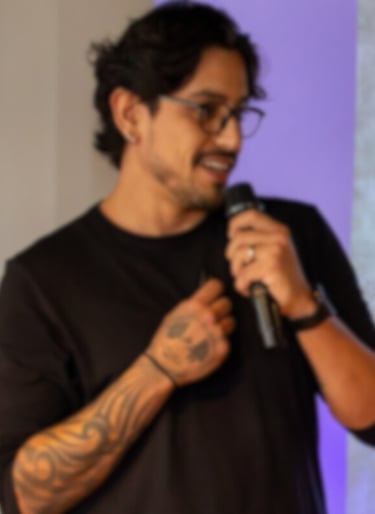um homem de camisa preta está segurando um microfone