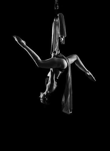 phlow key black and white lira photograpotographie tissus aérien en clair obscur noir et blanc