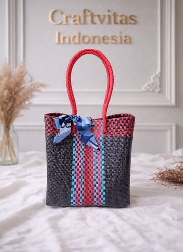 Tas anyaman plastik motif batik hitam merah biru handmade dari Craftvitas Indonesia