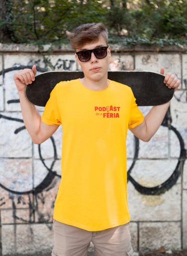 Jóven skater con remera podcast en la feria