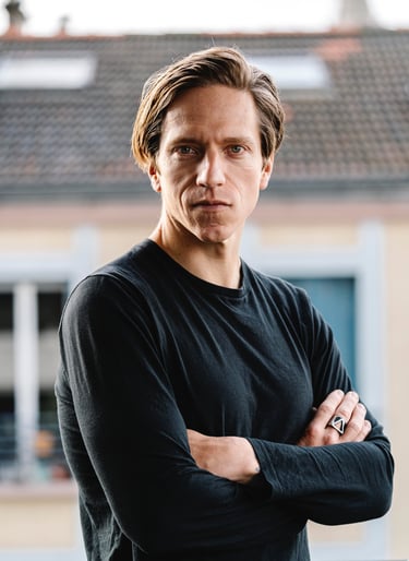 Portrait homme en extérieur - book comédien - © Virginie Bouilhac