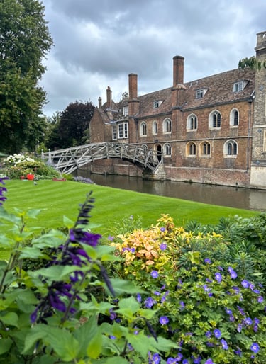 El Puente Matemático del Queens' College, en Cambridge, que cruza el río Cam junto a un edificio 