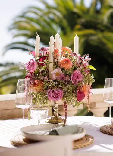 table déjeuner avec chandelier décoré de fleurs fraiches
